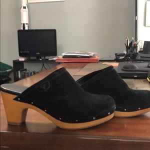 American eagle suede clogs